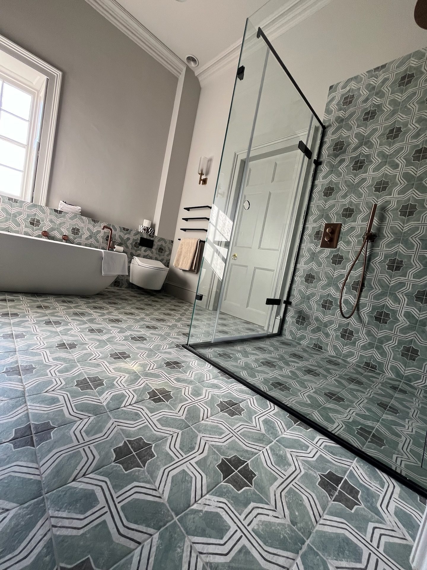 Geometric tiling and walk-in shower